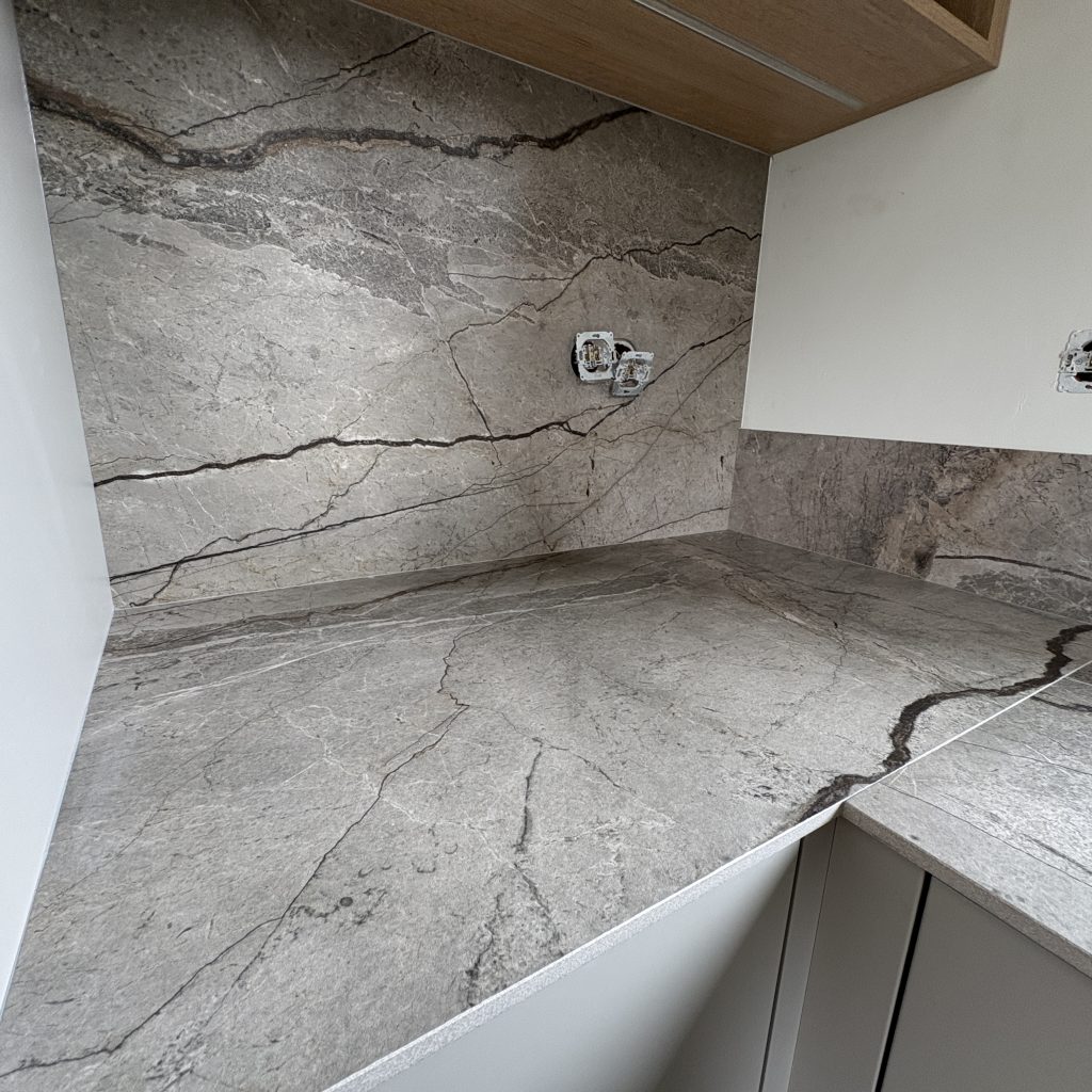 kuchnia wykończona blatami ze spieku kwarcowego Marazzi Silver Root
