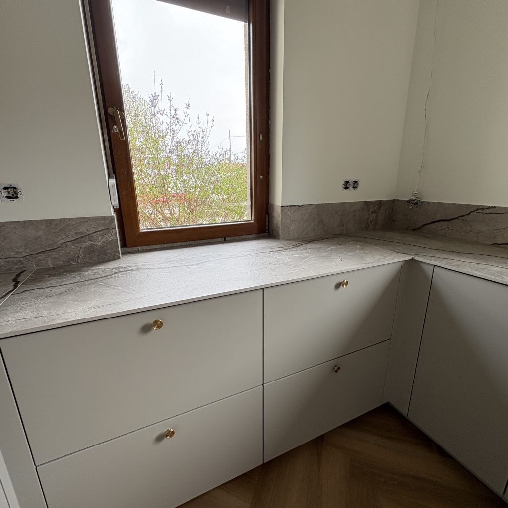 kuchnia wykończona blatami ze spieku kwarcowego Marazzi Silver Root