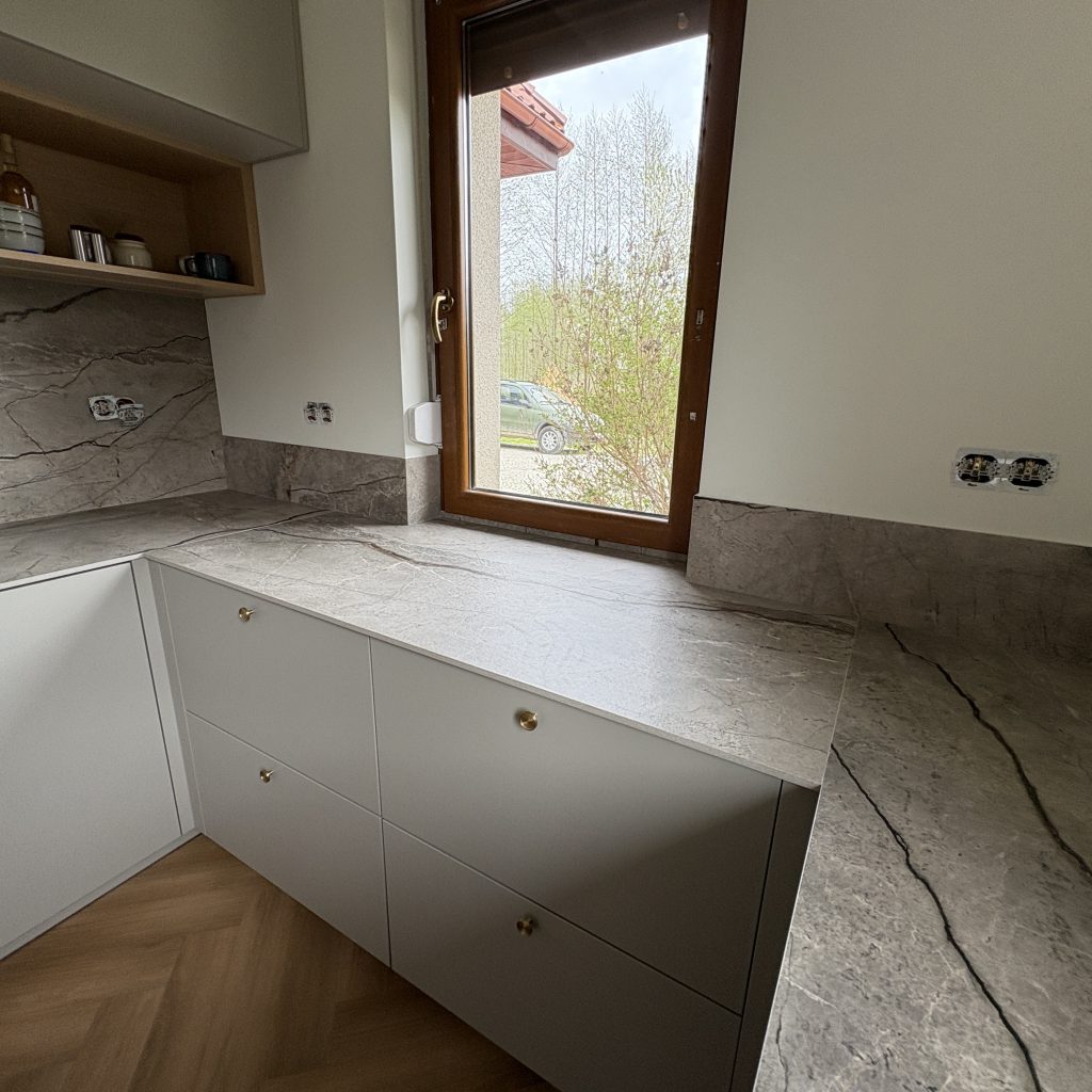 kuchnia wykończona blatami ze spieku kwarcowego Marazzi Silver Root