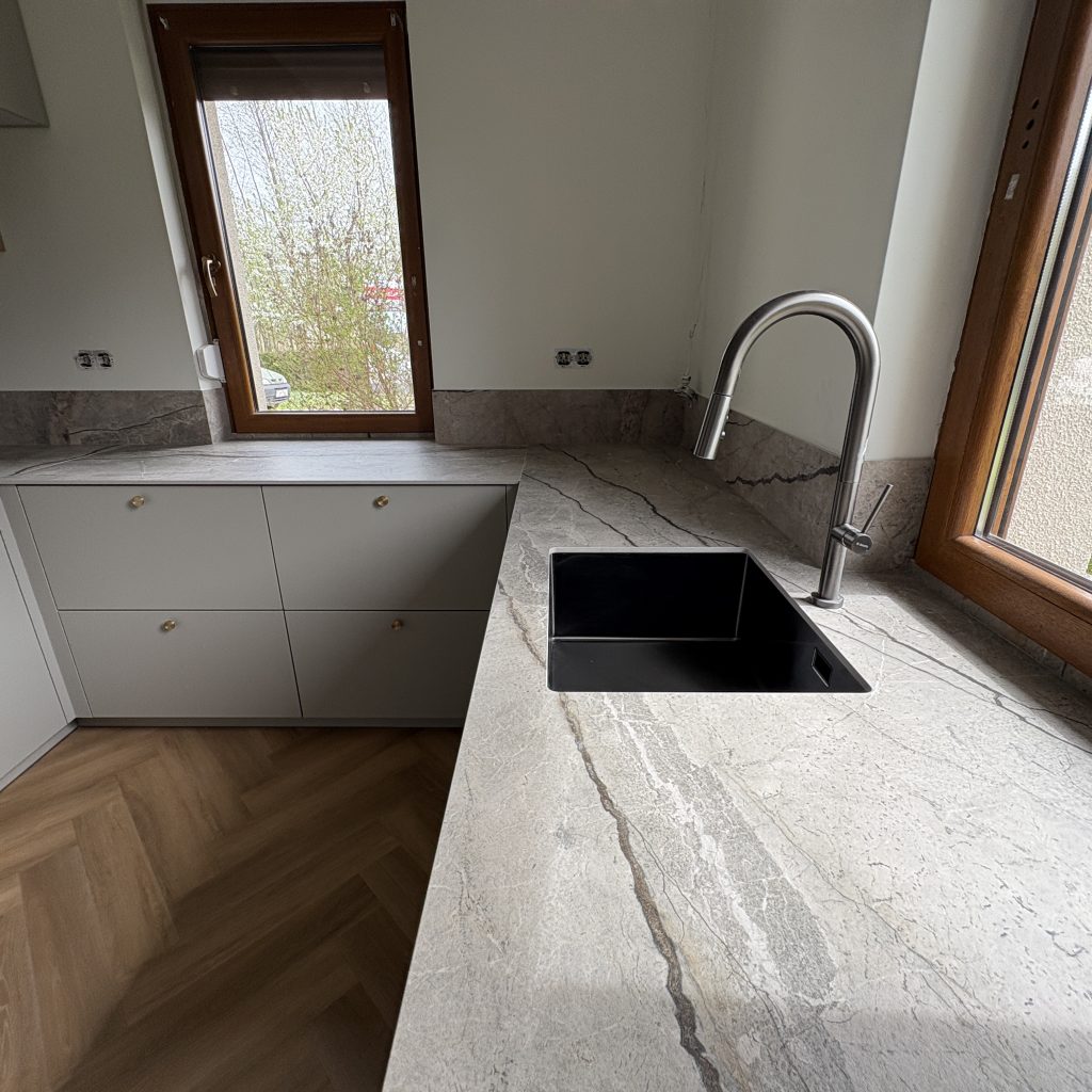 kuchnia wykończona blatami ze spieku kwarcowego Marazzi Silver Root
