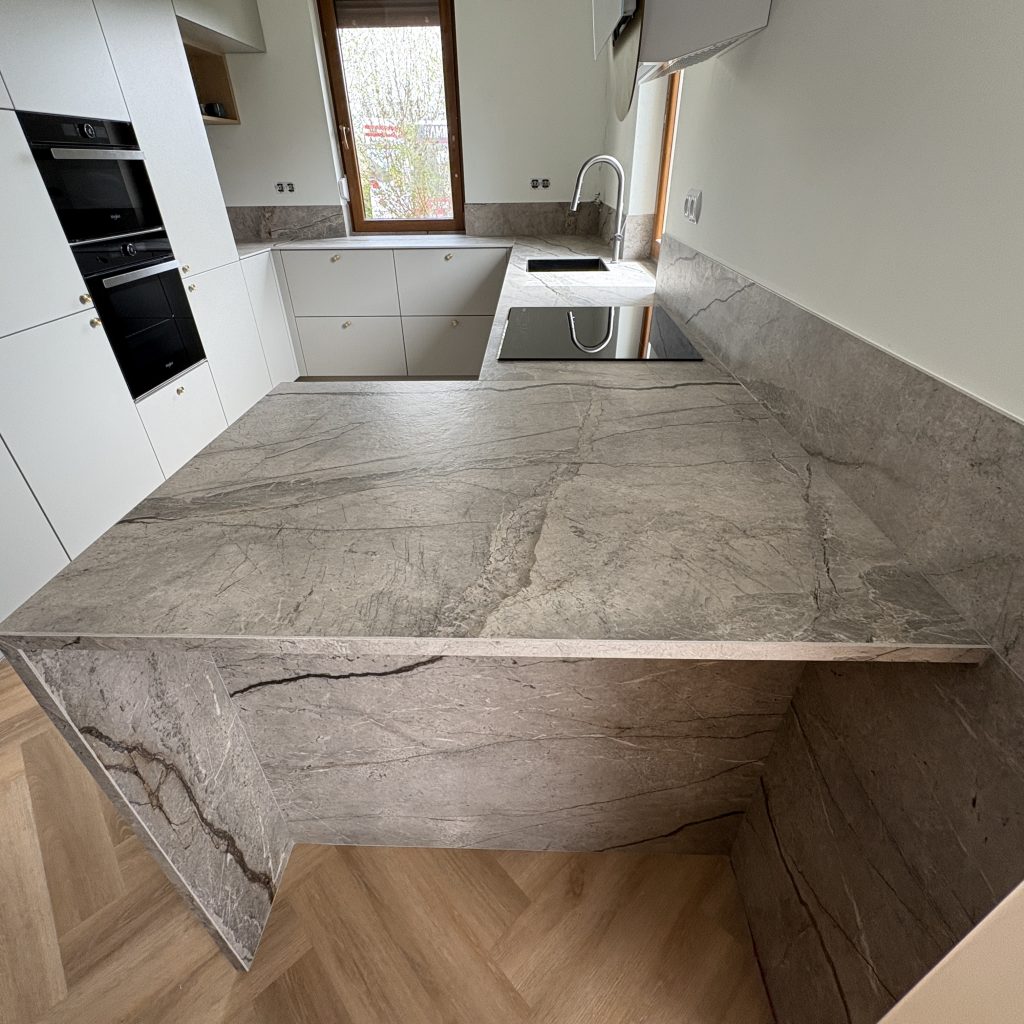 kuchnia wykończona blatami ze spieku kwarcowego Marazzi Silver Root