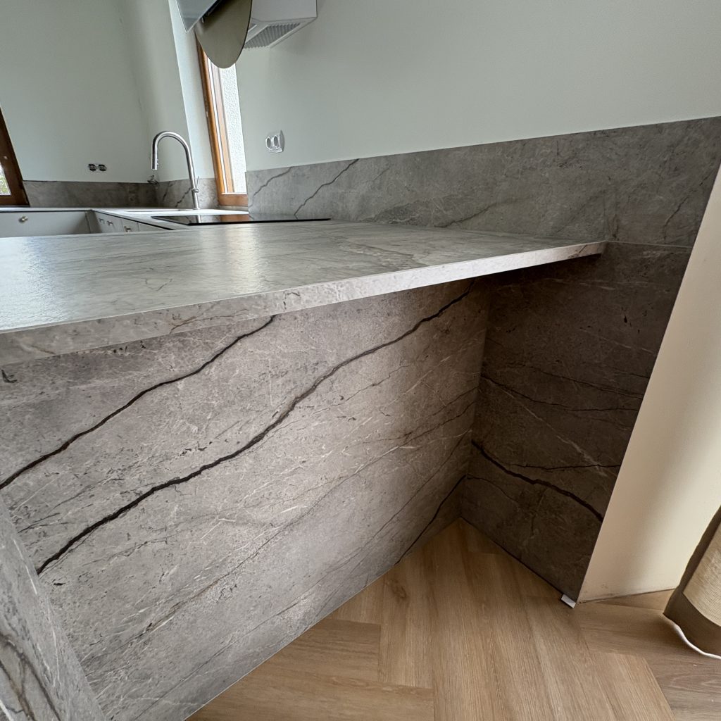 kuchnia wykończona blatami ze spieku kwarcowego Marazzi Silver Root