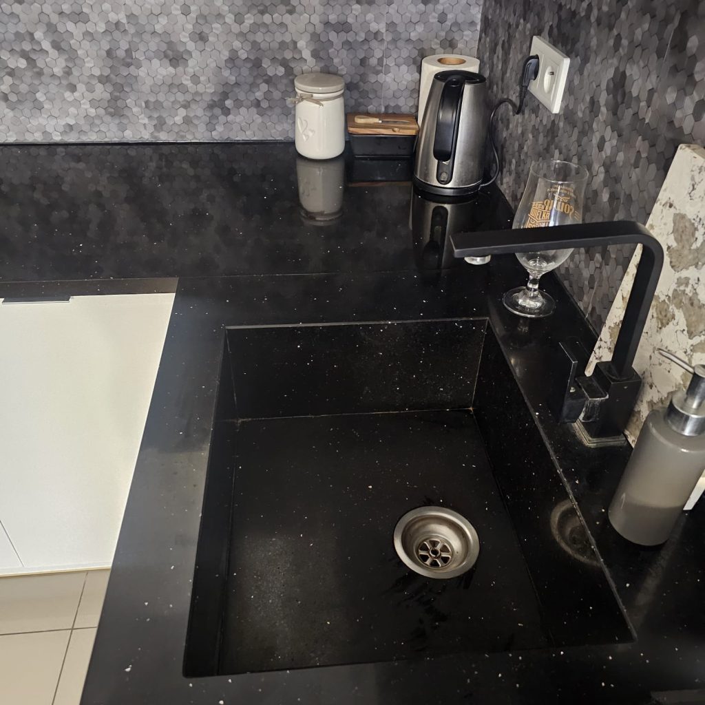 blaty kamienne z konglomeratu Starlight Black