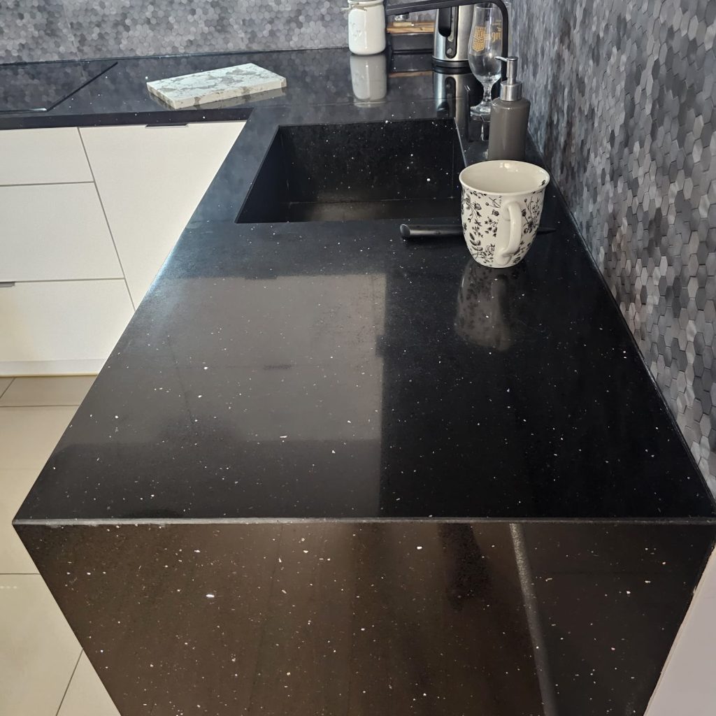 blaty kamienne z konglomeratu Starlight Black