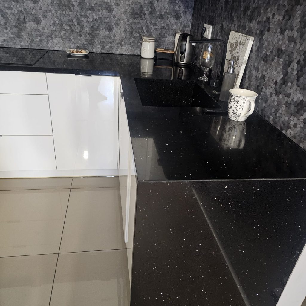 blaty kamienne z konglomeratu Starlight Black