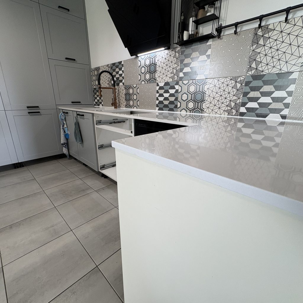 blaty kuchenne z konglomeratu polar white