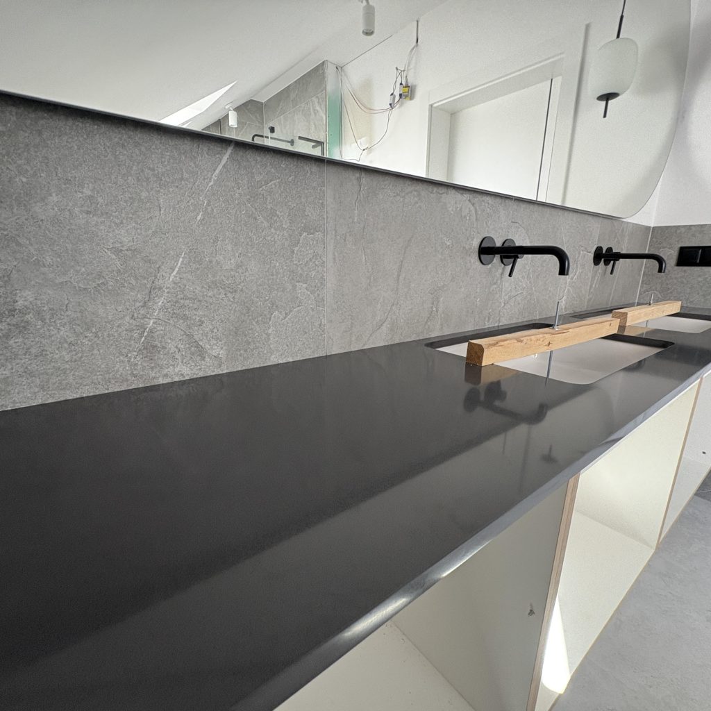 blat łazienkowy z konglomeratu Crystal Anthracite Pure -  widok z lewej strony