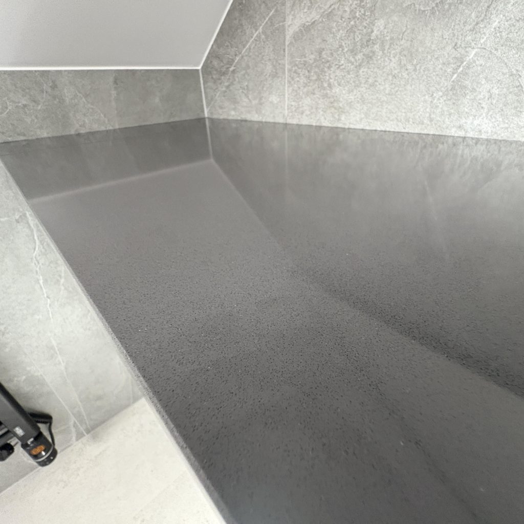 blat łazienkowy z konglomeratu Crystal Anthracite Pure - zbliżenie na lewą stronę