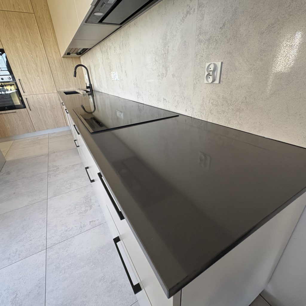 blaty kuchenne z konglomeratu Crystal Anthracite Pure - widok blatu roboczego z prawej strony