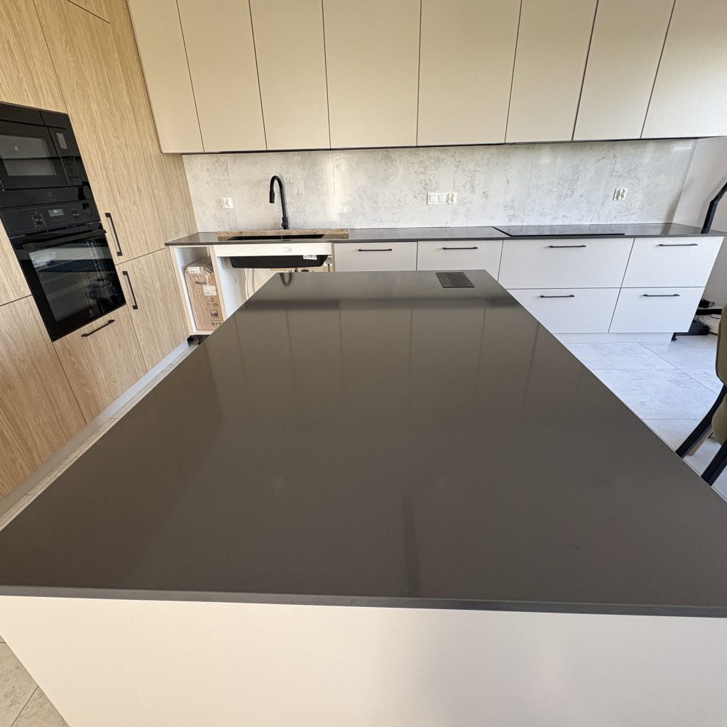 blaty kuchenne z konglomeratu Crystal Anthracite Pure - widok zza wyspy