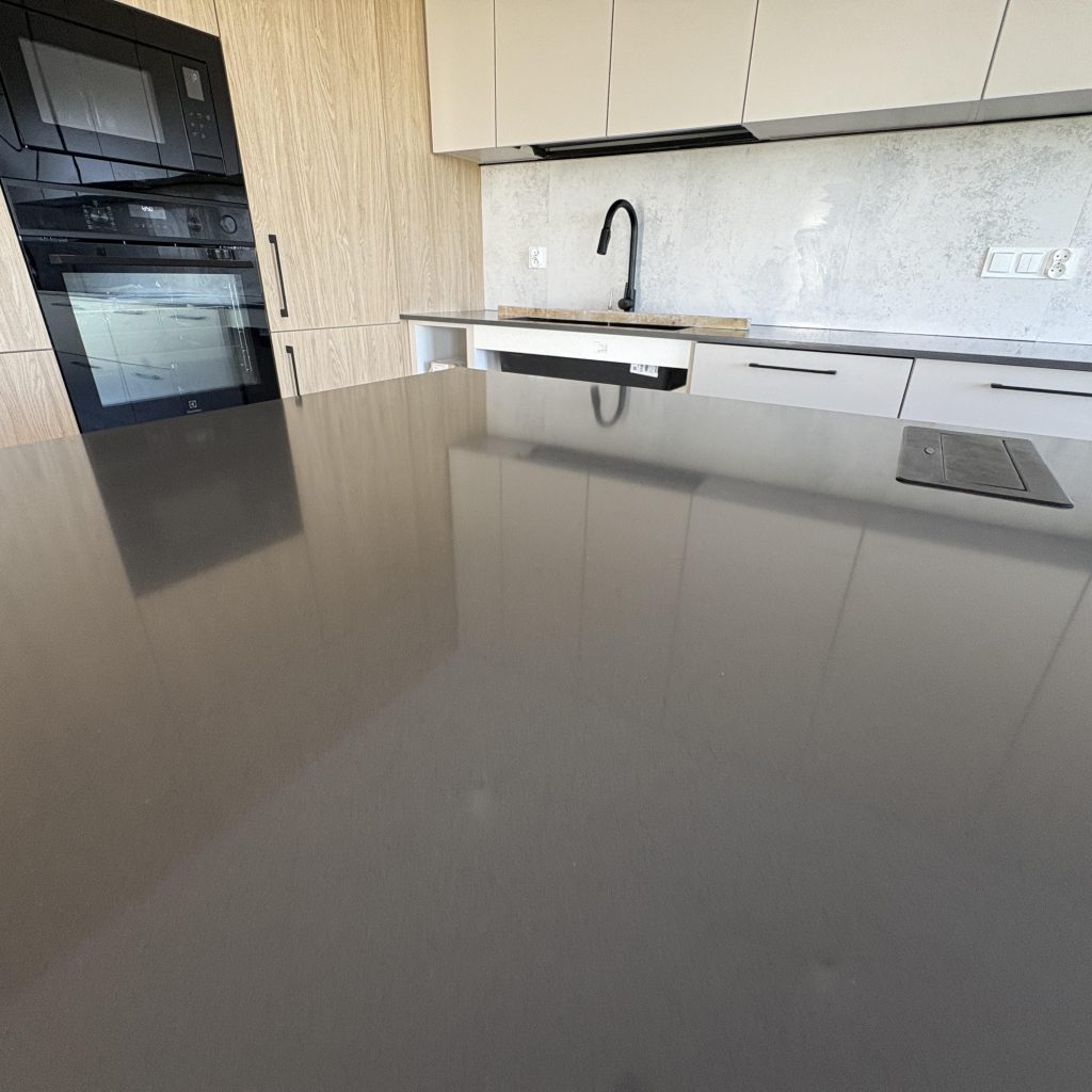blaty kuchenne z konglomeratu Crystal Anthracite Pure - widok z płaszczyzny wyspy