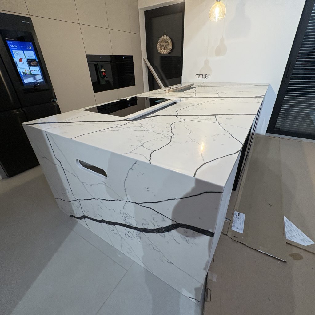monumentalna wyspa wykończona z konglomeratu Calacatta Ajaccio - widok na całość z lewej strony