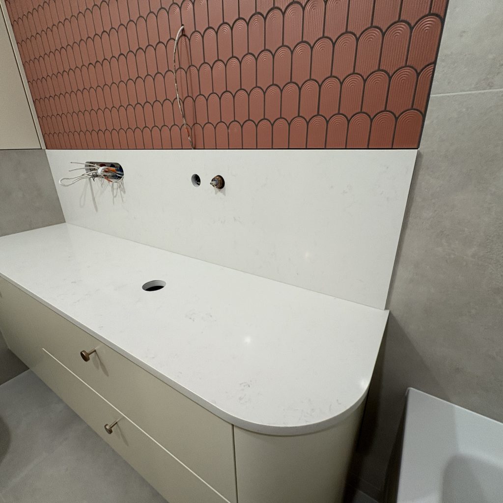 blat łazienkowy i okładzina ścienna z konglomeratu Noble Linea - widok na całość z prawej strony