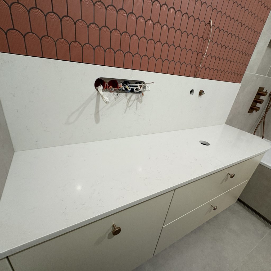 blat łazienkowy i okładzina ścienna z konglomeratu Noble Linea - widok na całość z lewej strony