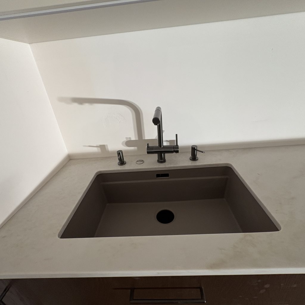 blaty kuchenne z konglomeratu Taj Mahal - widok na zlew podwieszany