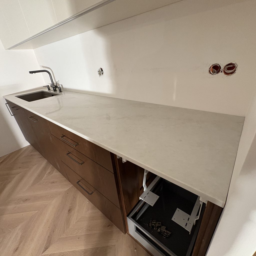 blaty kuchenne z konglomeratu Taj Mahal - widok na blat roboczy z prawej strony