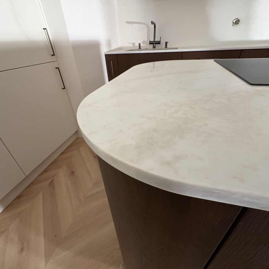 blaty kuchenne z konglomeratu Taj Mahal - widok z bliska na zaokrąglony narożnik wyspy