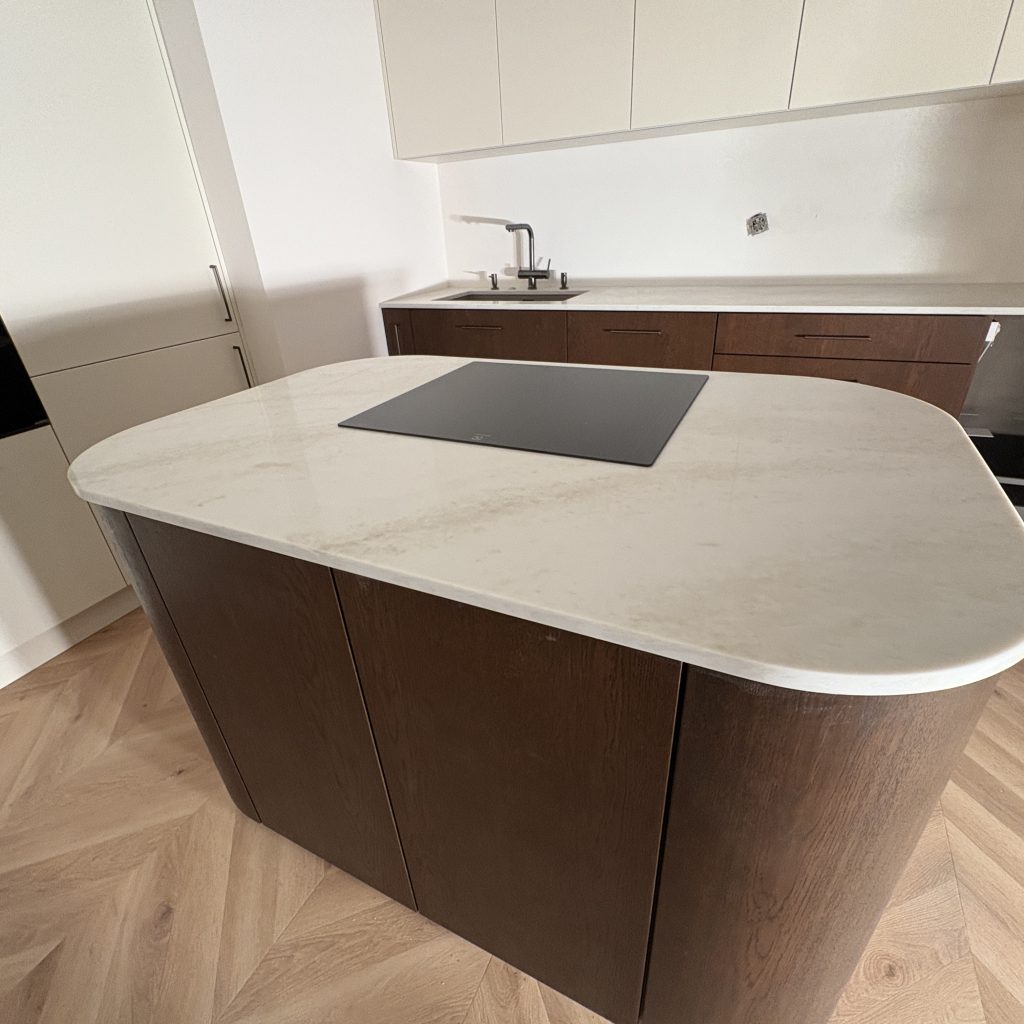 blaty kuchenne z konglomeratu Taj Mahal - widok na całość z prawej strony wyspy