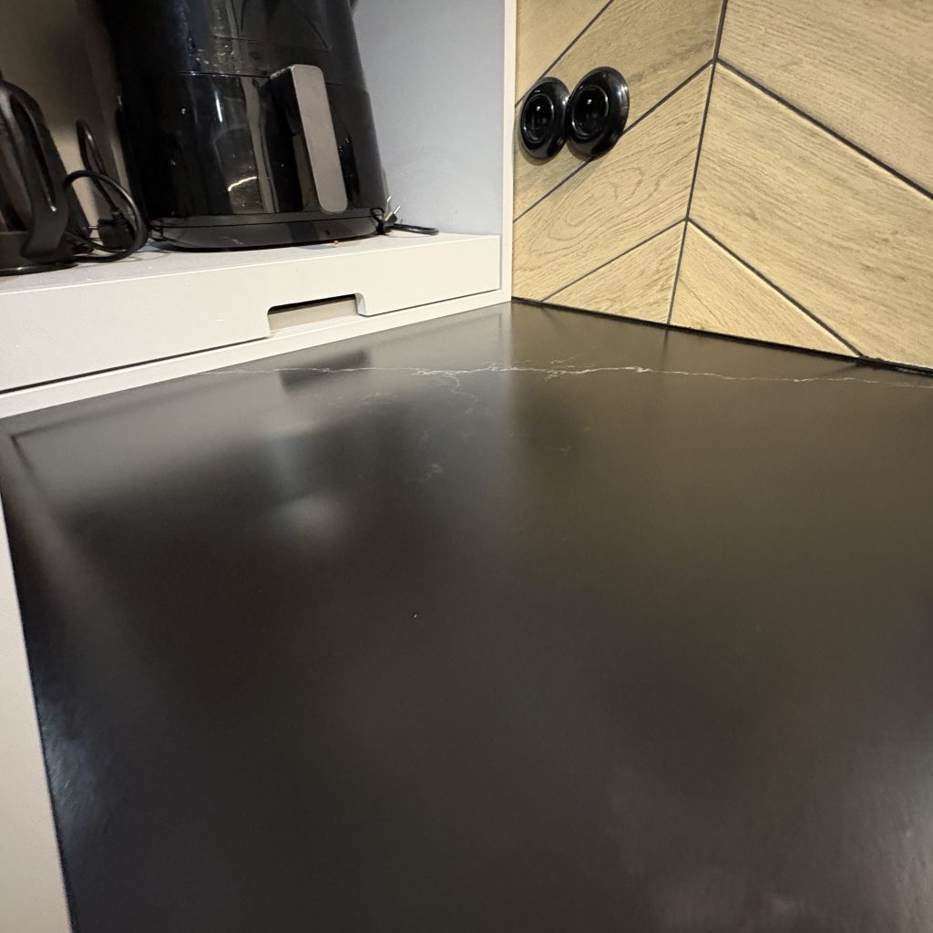 blaty kuchenne z konglomeratu nero venato w satynie - widok na powierzchnię blatu przy zlewie