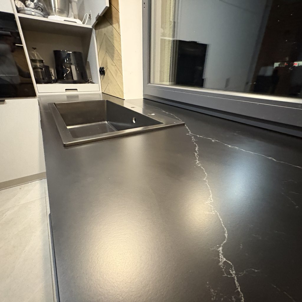 blaty kuchenne z konglomeratu nero venato w satynie - widok na zlew nakładany