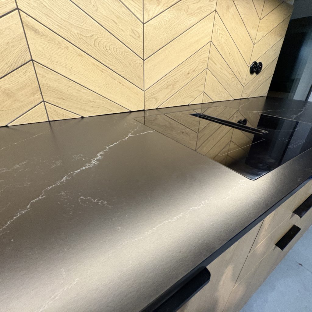 blaty kuchenne z konglomeratu nero venato w satynie - widok na blat oraz płytę licowaną