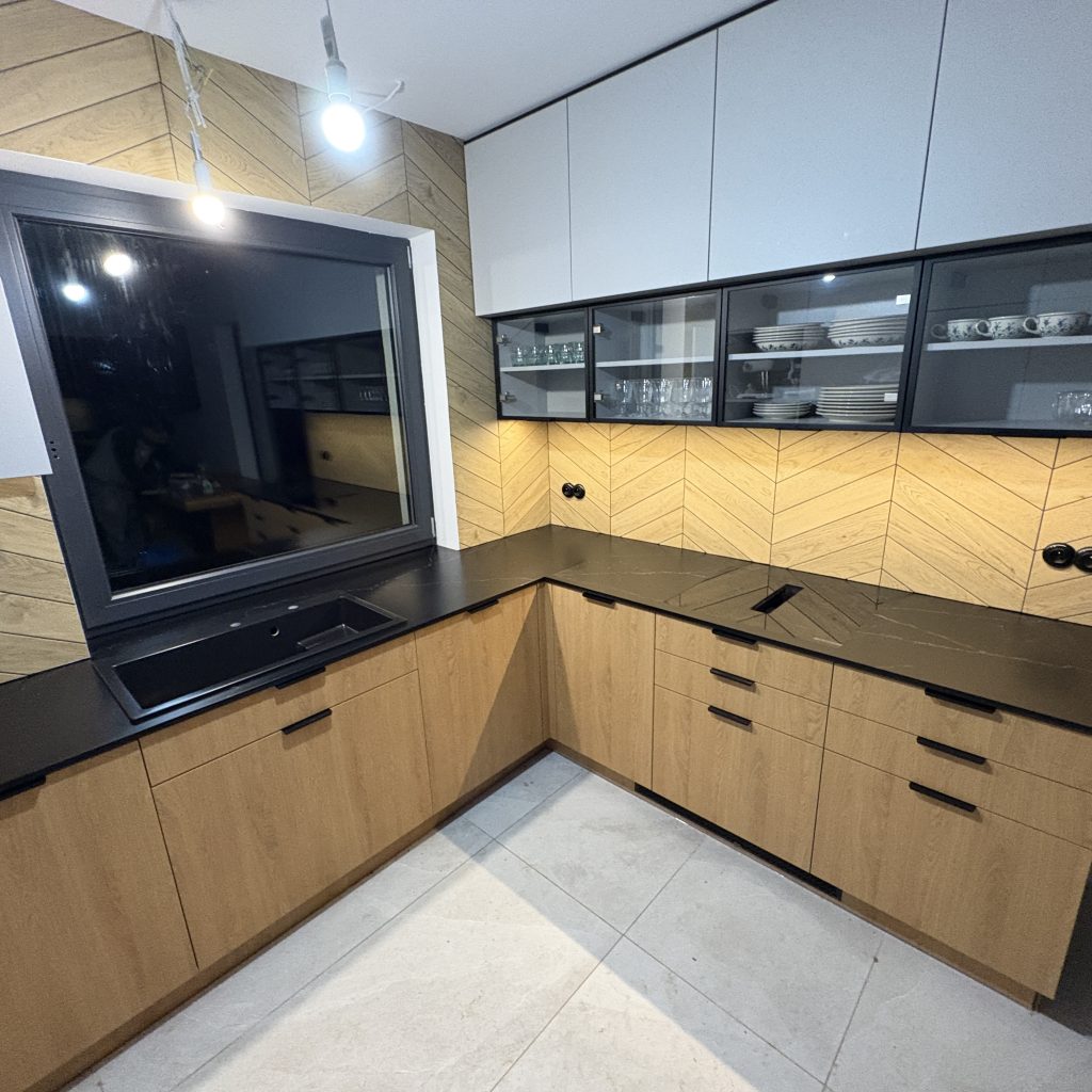 blaty kuchenne z konglomeratu nero venato w satynie - widok na całość