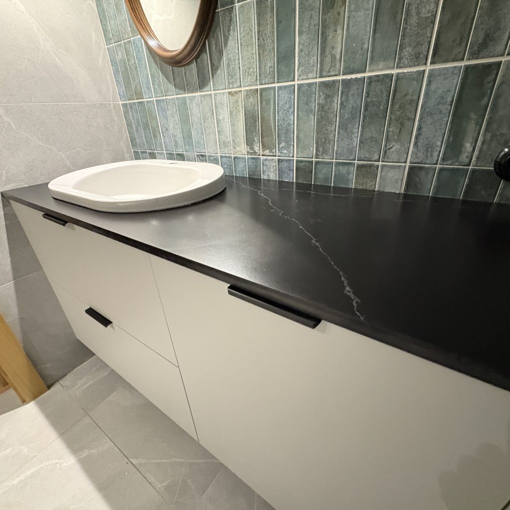 blat łazienkowy z konglomeratu nero venato w satynie - widok na całość z prawej strony z bliska