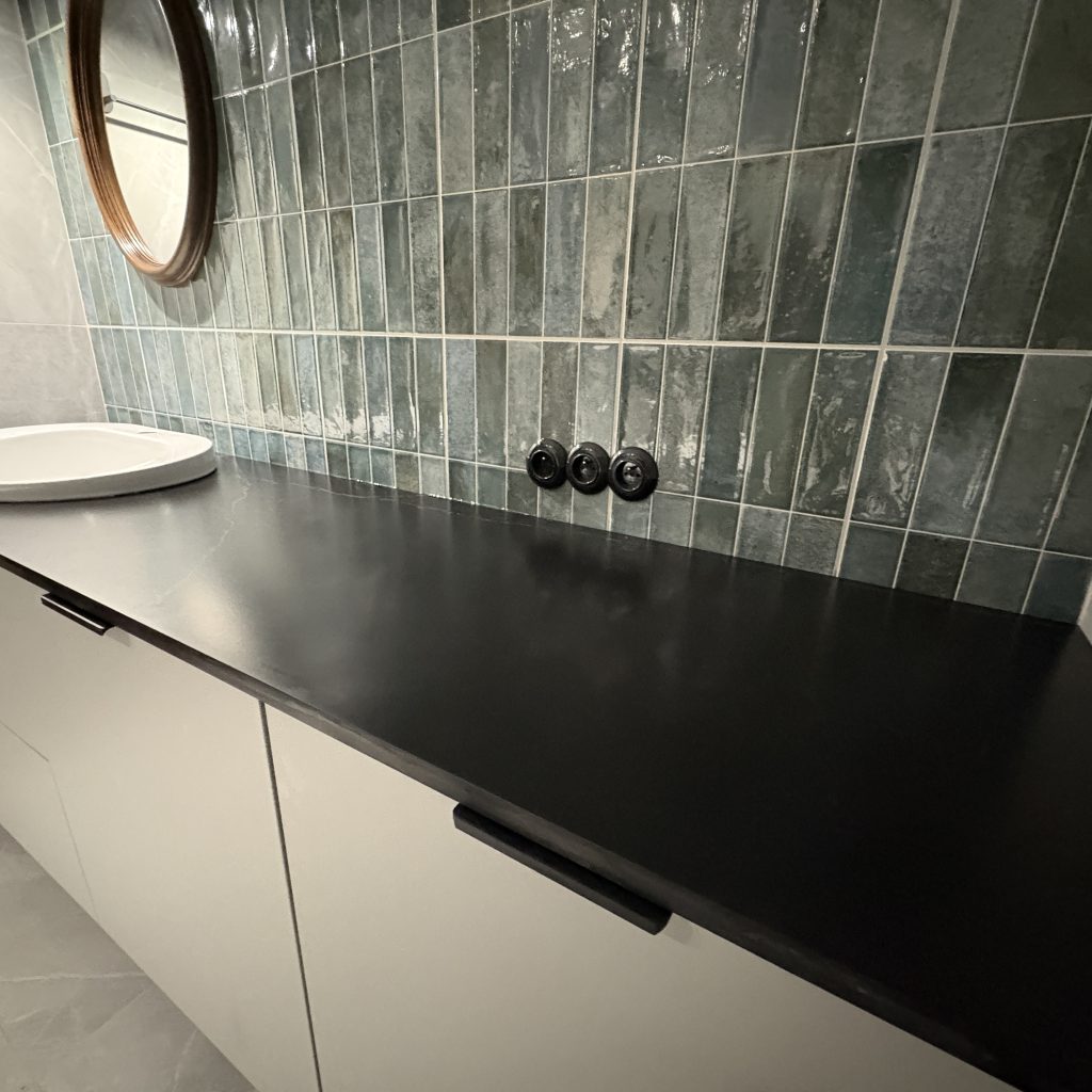 blat łazienkowy z konglomeratu nero venato w satynie - widok na całość z prawej strony z daleka