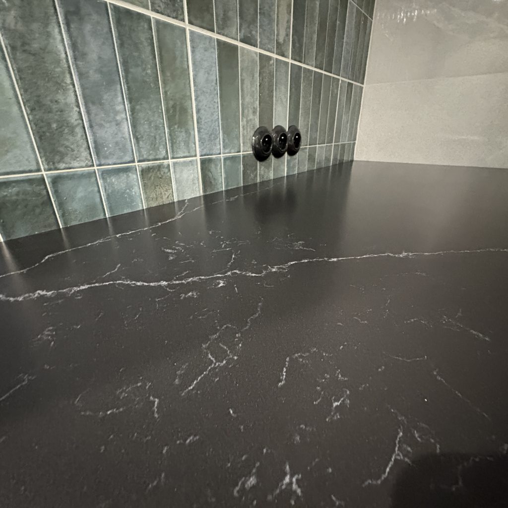 blat łazienkowy z konglomeratu nero venato w satynie - widok na powierzechnię blatu