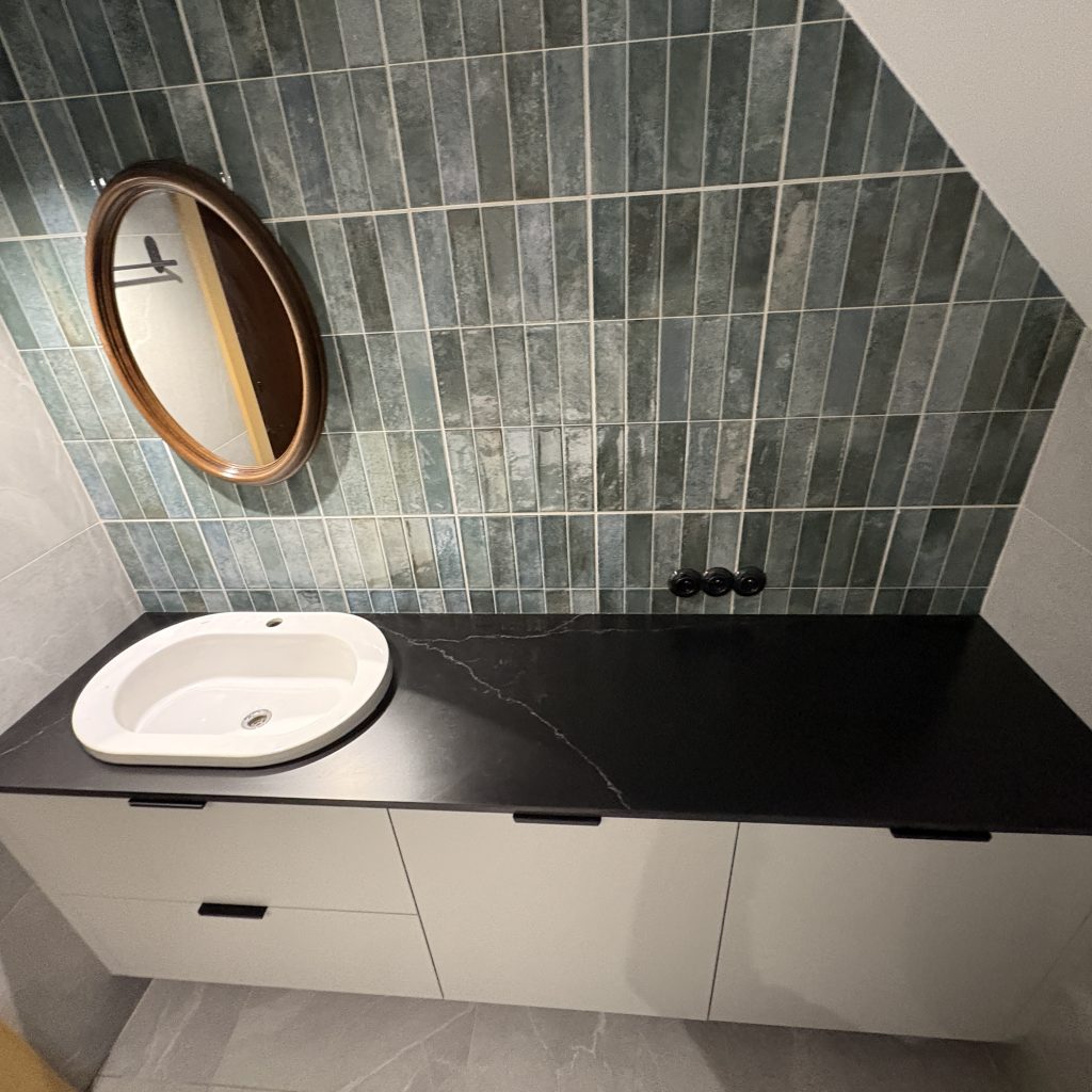 blat łazienkowy z konglomeratu nero venato w satynie - widok na całość