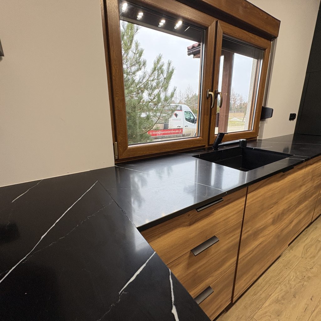 blaty kuchenne z konglomeratu Nero Marquina - widok na blat ze zlewem podwieszany z lewej strony