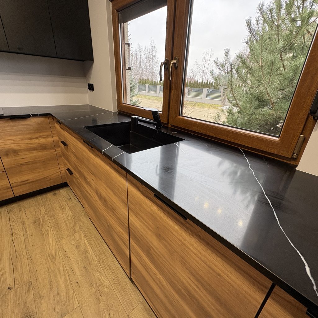 blaty kuchenne z konglomeratu Nero Marquina - widok na blat ze zlewem podwieszany z prawej strony