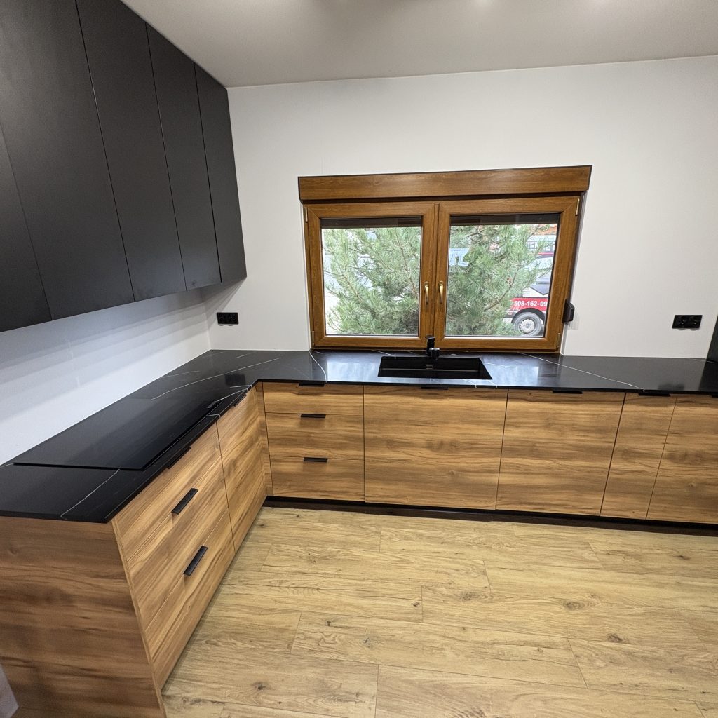 blaty kuchenne z konglomeratu Nero Marquina - widok na całość