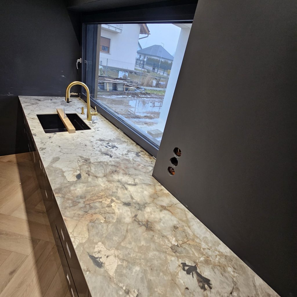 blaty kuchenne ze spieku Tundra - widok na blat z parapetem i zlewem podwieszanym