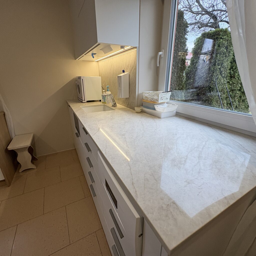 Blat i okładzina ścienna z konglomeratu Taj Mahal - widok z prawej strony