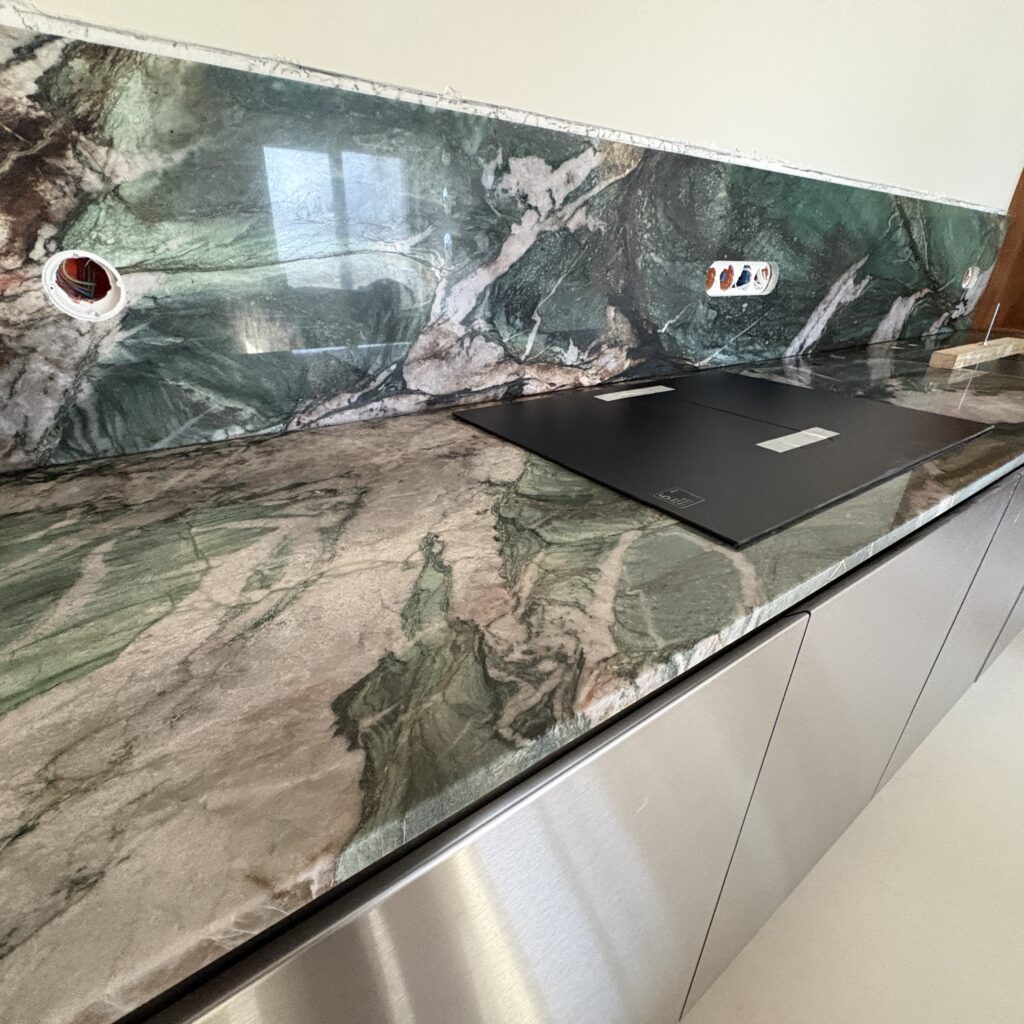 blat i okładzina ścienna wykonana z kwarcytu naturalnego Green Star - widok z lewej strony na indukcję