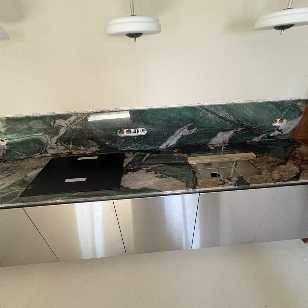 blat i okładzina ścienna wykonana z kwarcytu naturalnego Green Star - widok na całość z przodu