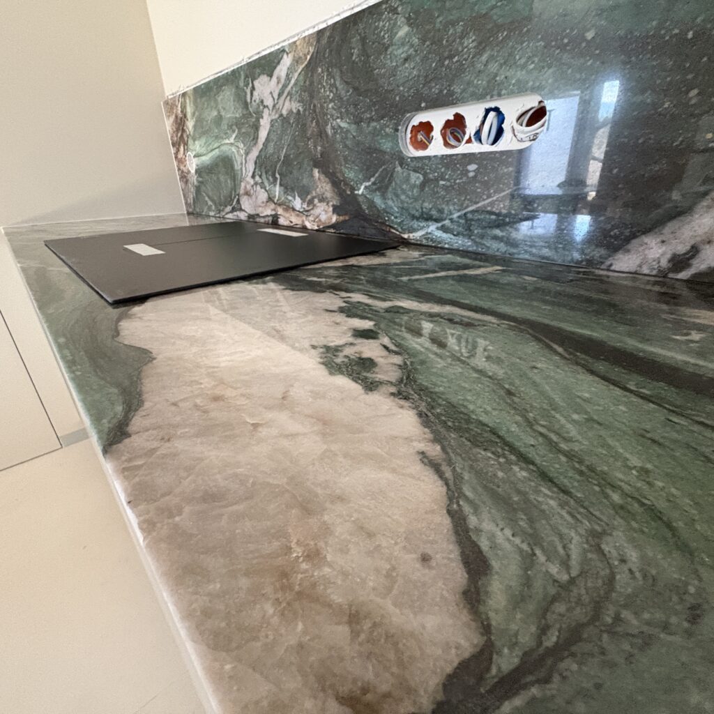blat i okładzina ścienna wykonana z kwarcytu naturalnego Green Star - widok z prawej strony na indukcję
