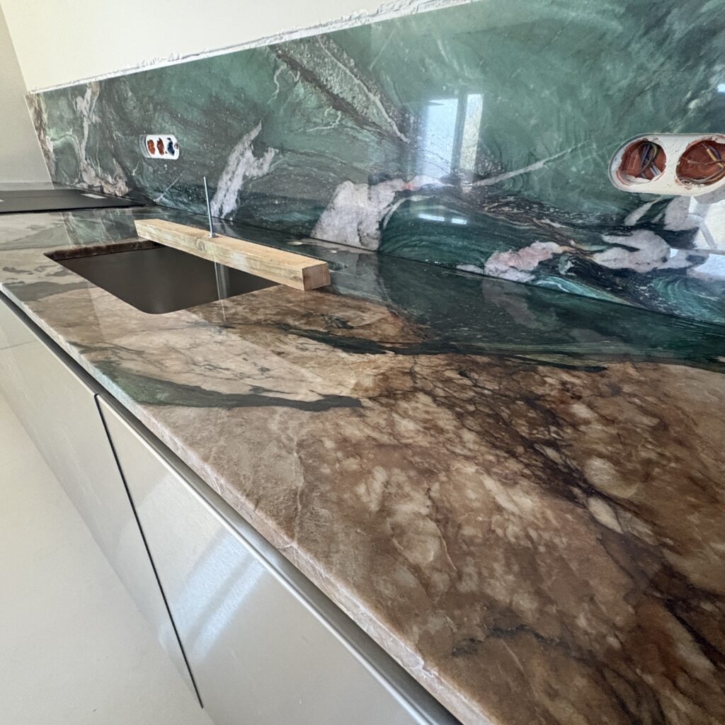 blat i okładzina ścienna wykonana z kwarcytu naturalnego Green Star - widok z prawej strony na zlew podwieszany