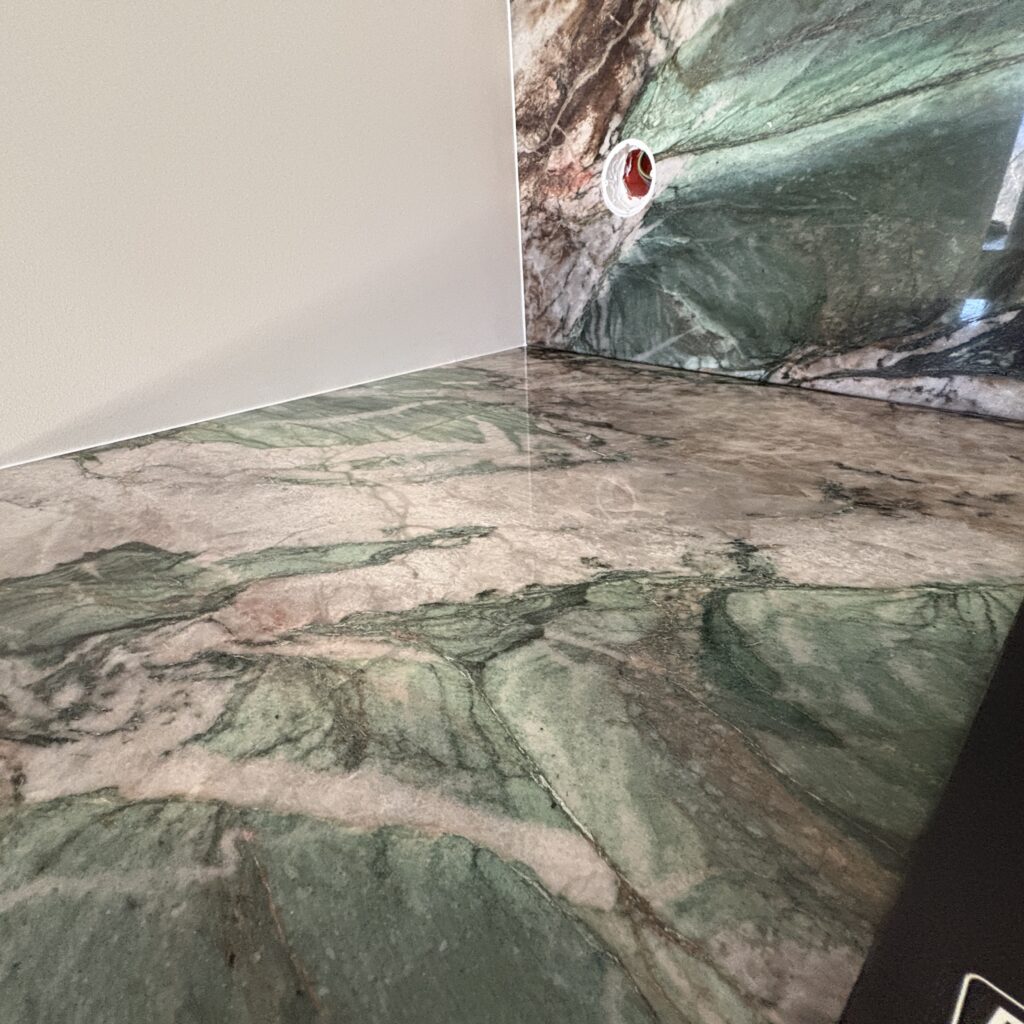 blat i okładzina ścienna wykonana z kwarcytu naturalnego Green Star - widok z bliska na blat i okładzinę