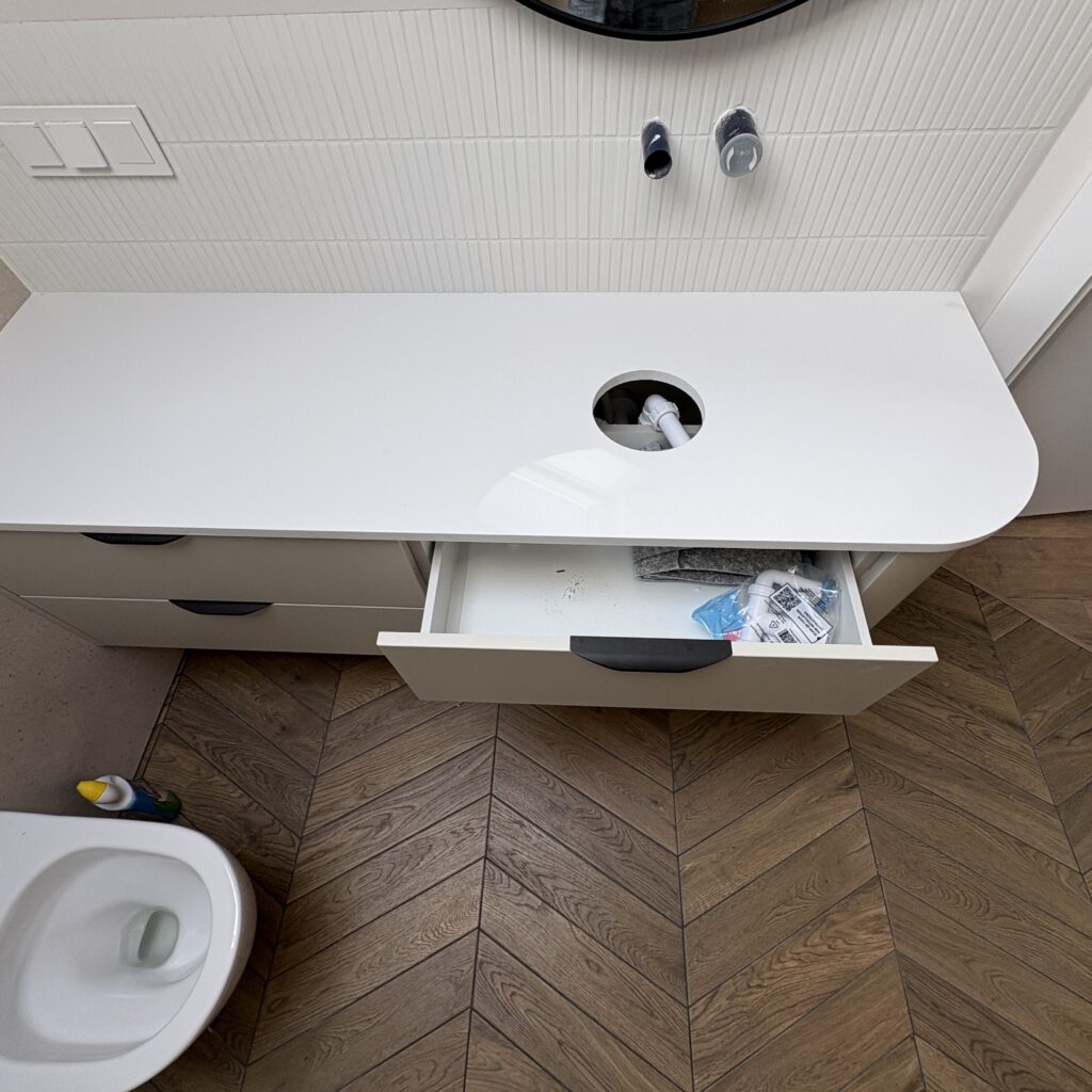 blat łazienkowy z łukiem zgodnie z linią mebla z konglomeratu Polar White - widok z przodu