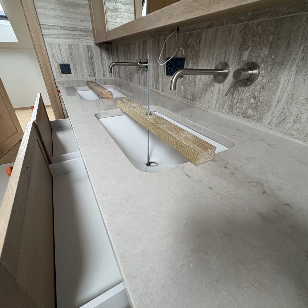 blat łazienkowy z konglomeratu Taj Mahal Gold - widok z bliska na drugą umywalkę