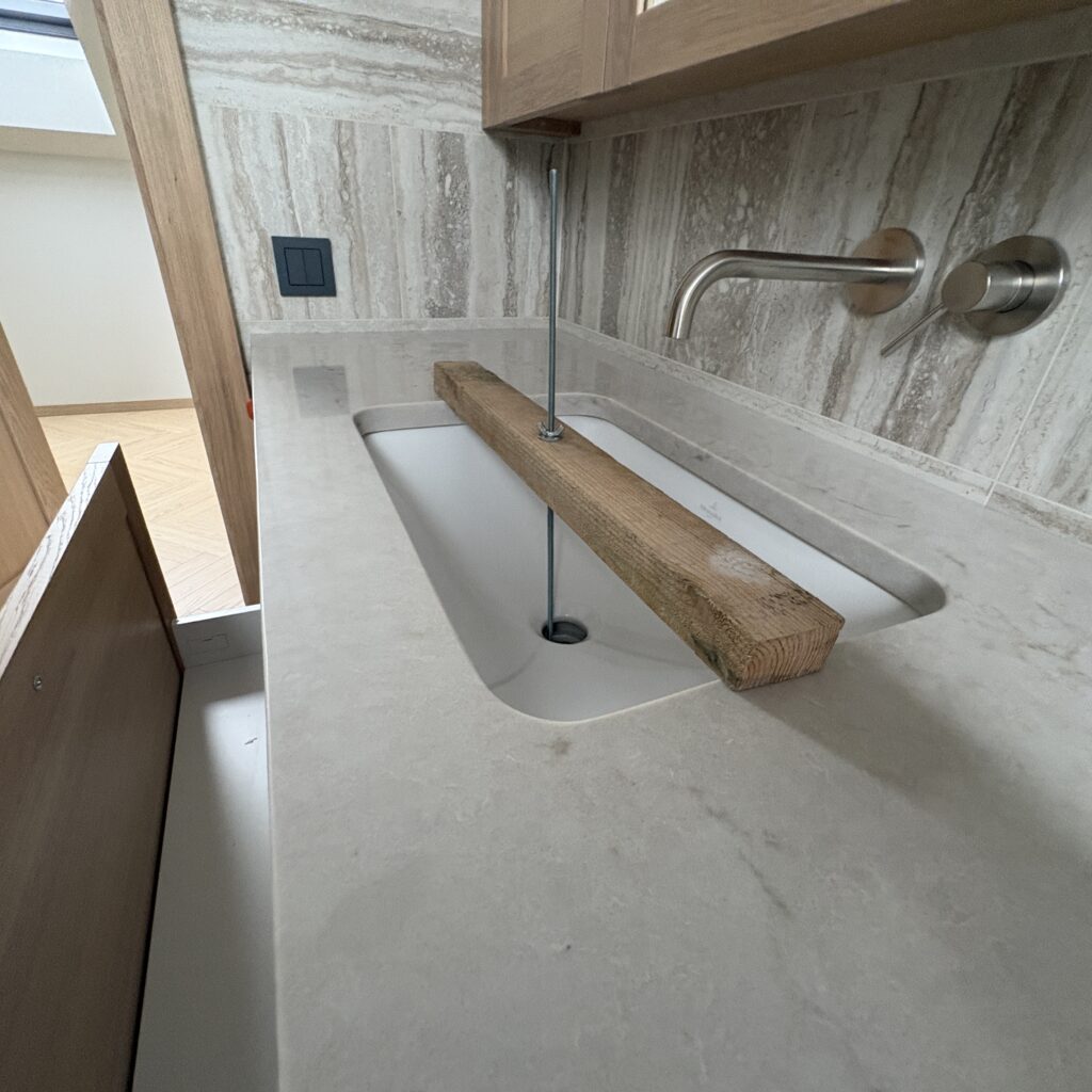 blat łazienkowy z konglomeratu Taj Mahal Gold - widok z bliska na pierwszą umywalkę