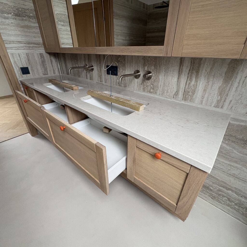 blat łazienkowy z konglomeratu Taj Mahal Gold - widok z prawej strony