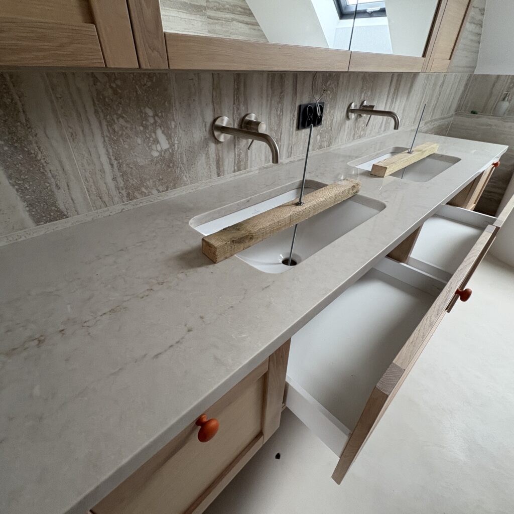 blat łazienkowy z konglomeratu Taj Mahal Gold - widok widok z lewej strony 