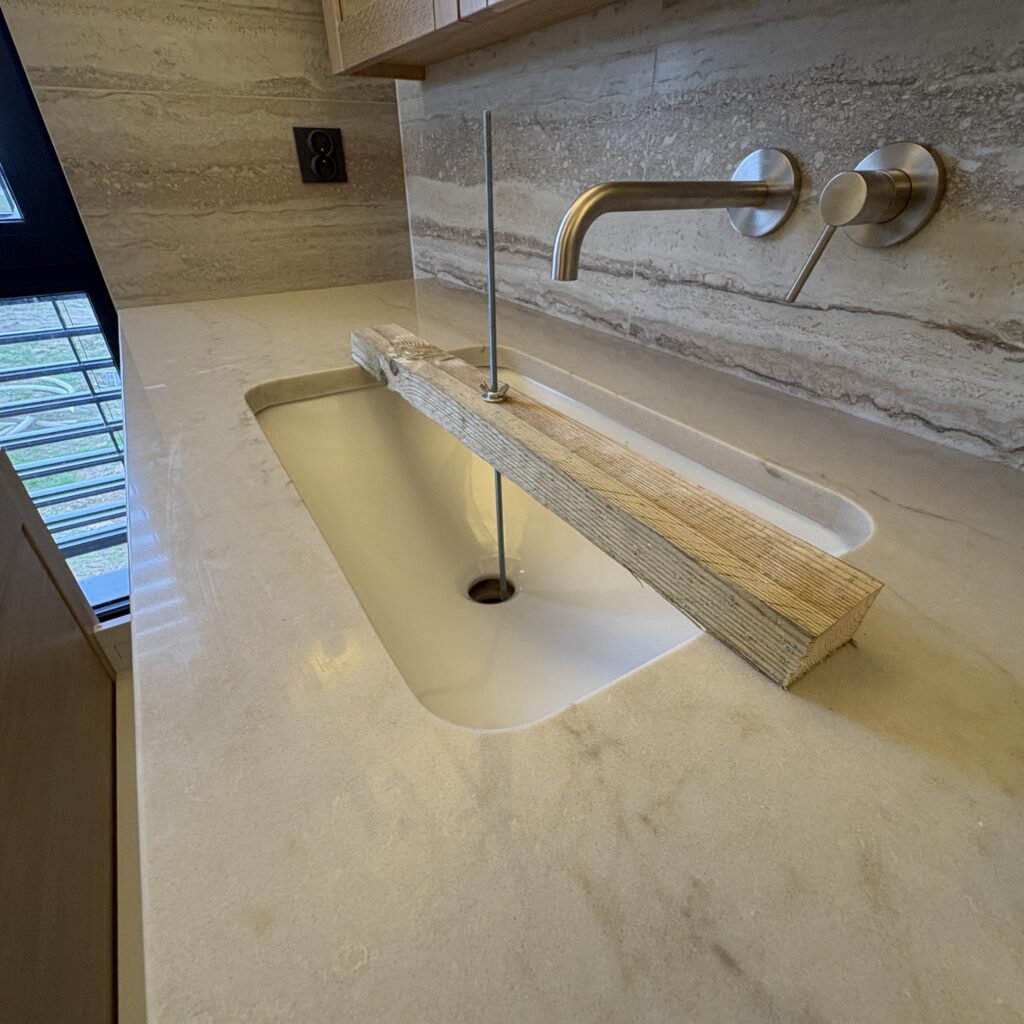 blat łazienkowy z konglomeratu Taj Mahal Gold - widok z prawej strony na pierwszą umywalkę