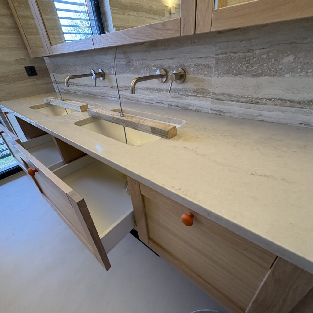 blat łazienkowy z konglomeratu Taj Mahal Gold - widok z prawej strony z daleka