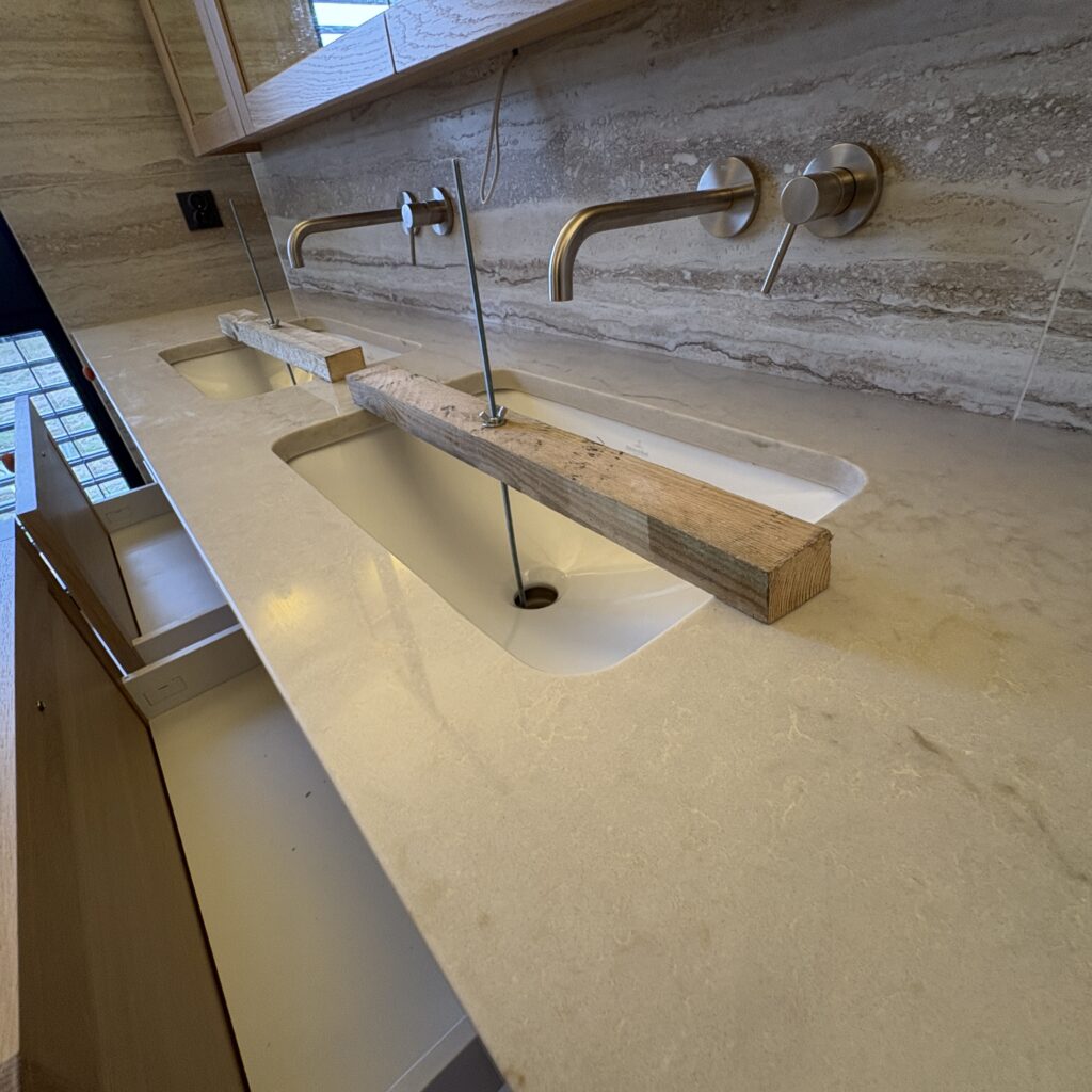 blat łazienkowy z konglomeratu Taj Mahal Gold - widok z prawej strony na drugą umywalkę