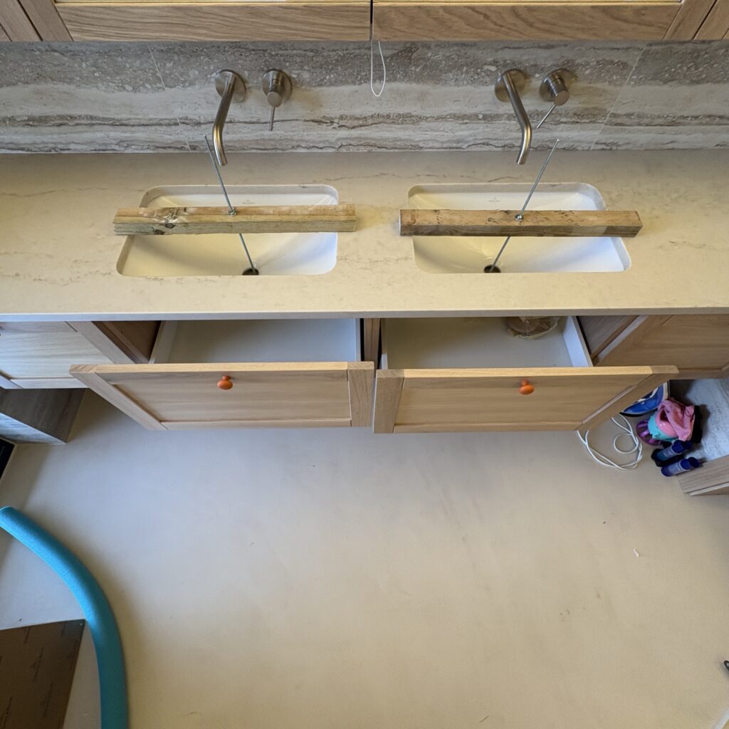 blat łazienkowy z konglomeratu Taj Mahal Gold - widok od przodu