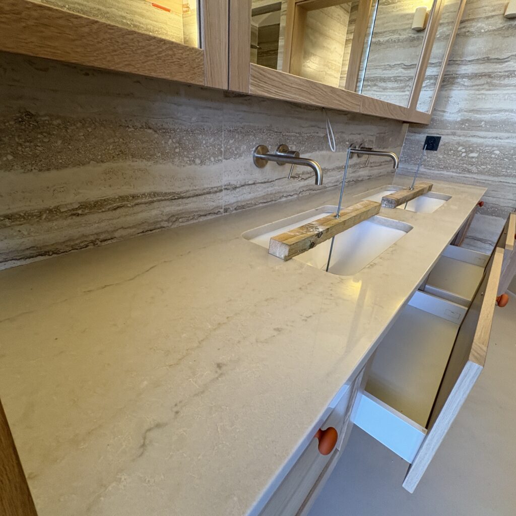 blat łazienkowy z konglomeratu Taj Mahal Gold - widok z lewej strony